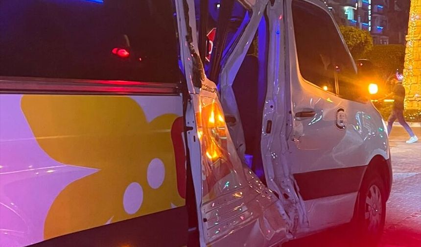 Alanya'da minibüsle çarpışan motosikletin sürücüsü öldü