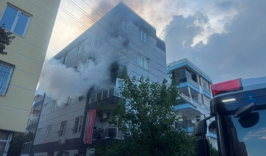 Antalya'da apartmanda çıkan yangında mahsur kalan iki kişi kurtarıldı