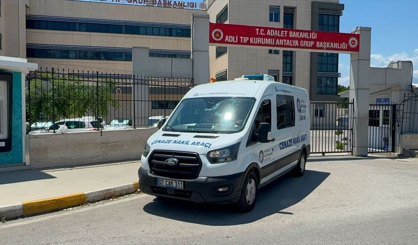 Antalya'da bariyere çarpan motosikletin sürücüsü hayatını kaybetti