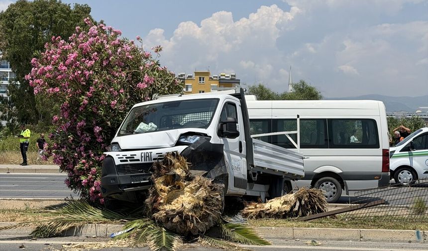 Antalya'da kamyonetle çarpışan motosikletin sürücüsü öldü, 1 kişi yaralandı