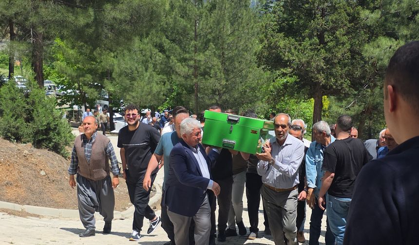 Antalya'da öldürülen öğretmen ve babasının cenazeleri Adana'da toprağa verildi