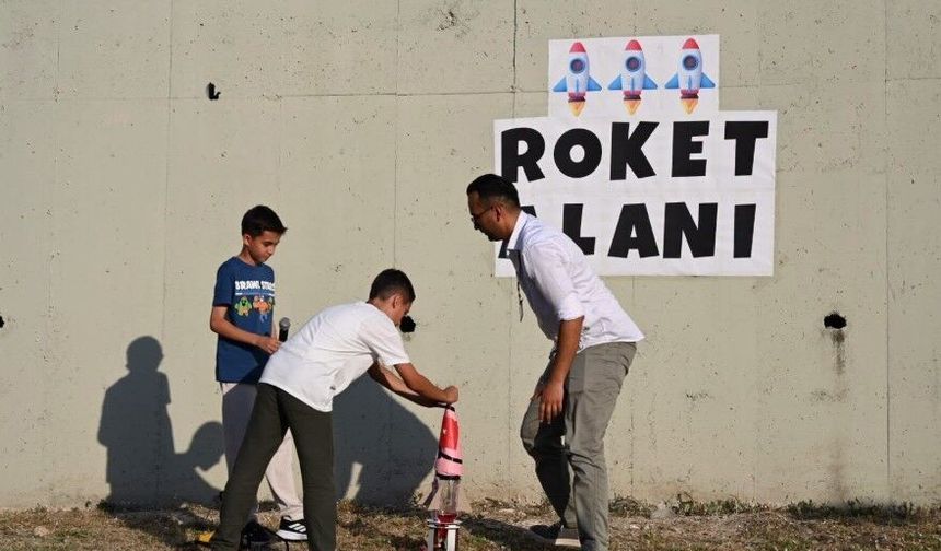 Kadirli’de Bilim Şöleni: Su Roketleri ve Geri Dönüşüm Defilesi