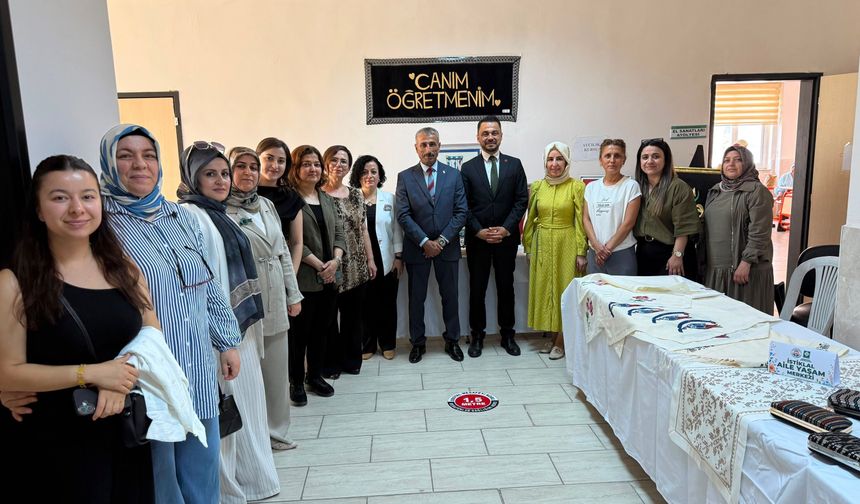 CHP Heyeti Halk Eğitim Sergisini Ziyaret Etti