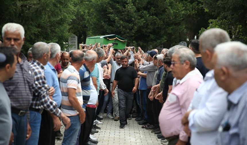 Denizli'deki otobüs kazasında ölen Hayriye Arıkan ve Merve Erik'in cenazeleri Alanya'da defnedildi