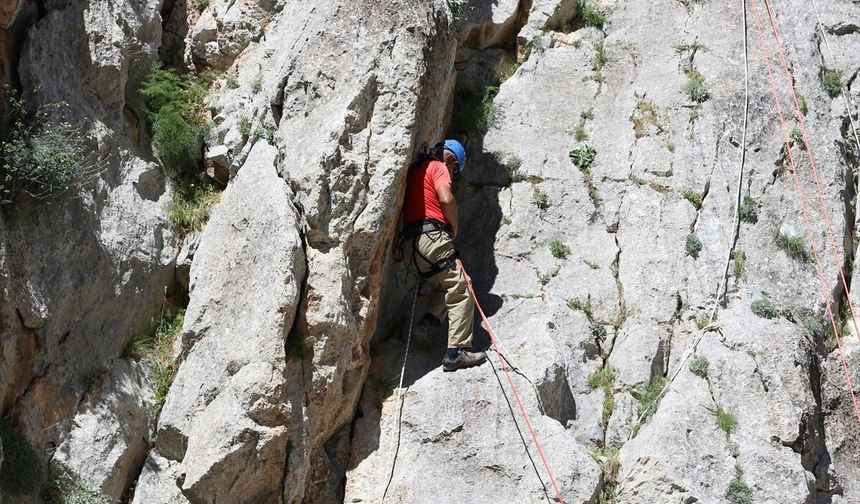 Emekli polis, 20 yıldır kaya tırmanışı yapıp yeni sporcular yetiştiriyor