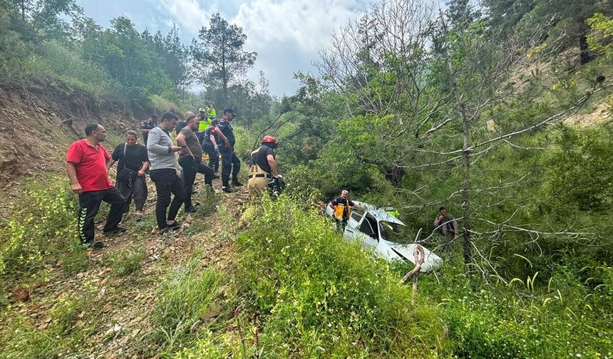 Feke ilçesinde uçuruma yuvarlanan otomobilin sürücüsü yaralandı