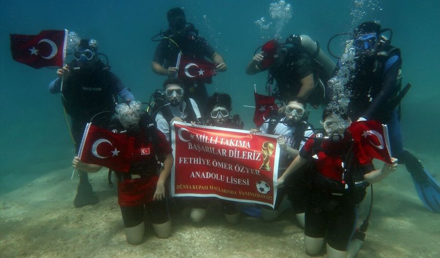 Fethiye'de öğrenciler su altında Milli Takım'a destek pankartı açtı