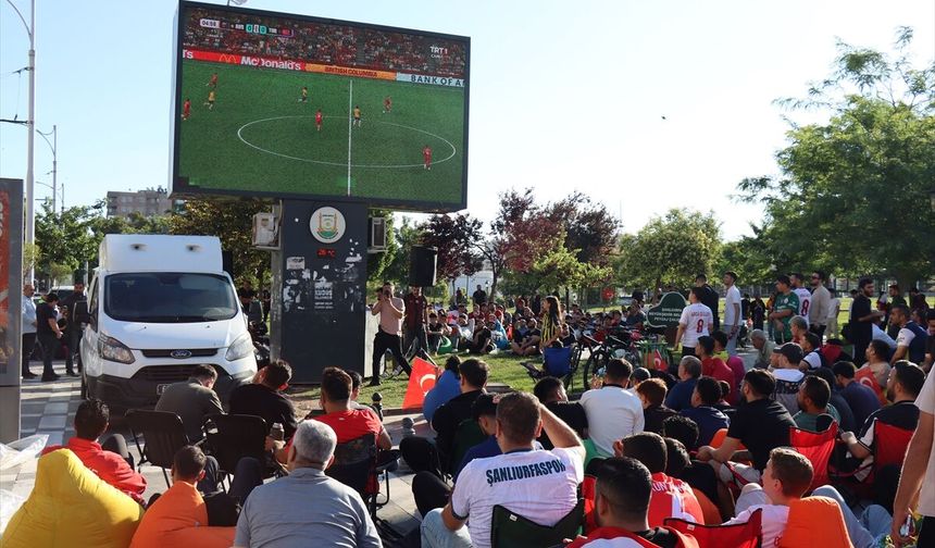 Gaziantep ve çevre illerde vatandaşlar A Milli Futbol Takımı maçını dev ekranlardan izledi