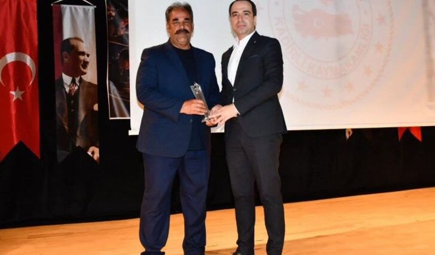 Kadirli’de “Yılın Gazetecisi” Ödülü Hanifi Dörtgöz’e Verildi