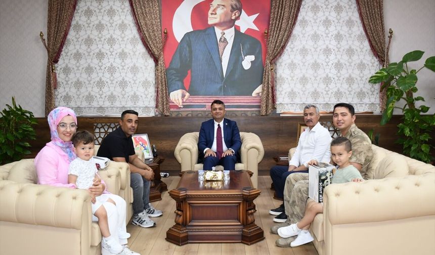 Hatay'da kavşağa düşen Türk bayrağını yoldan geçen sürücüler kaldırdı