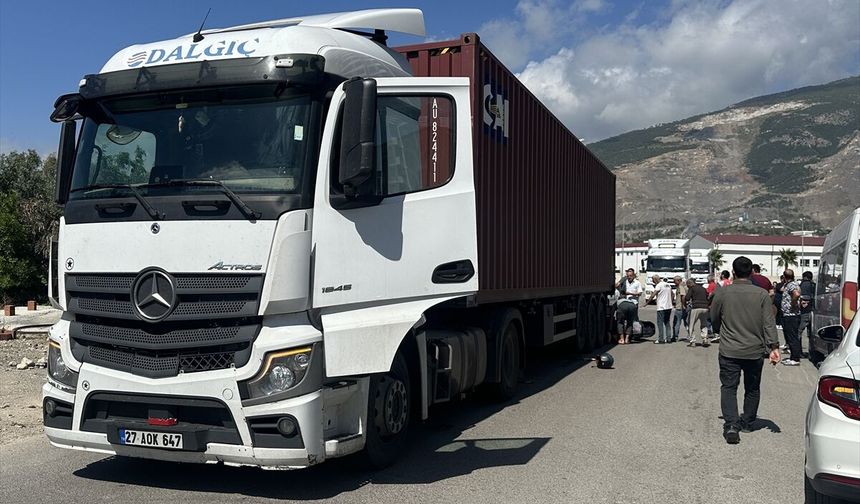 Hatay'da tırın çarptığı motosikletteki anne ve 2 çocuğu yaralandı