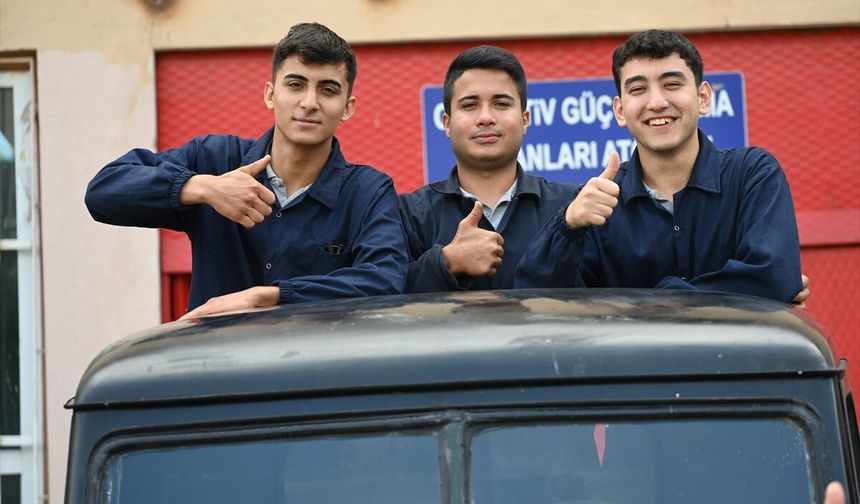 Hurdaya ayrılan klasik kamyonete öğrenci dokunuşu