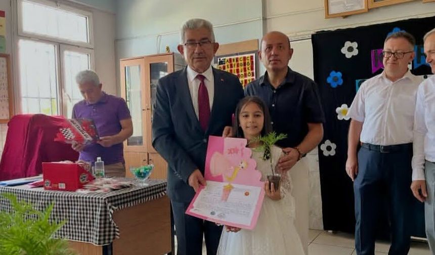 İlyas Tapsız Öğrencilerin Karne Sevincine Ortak Oldu