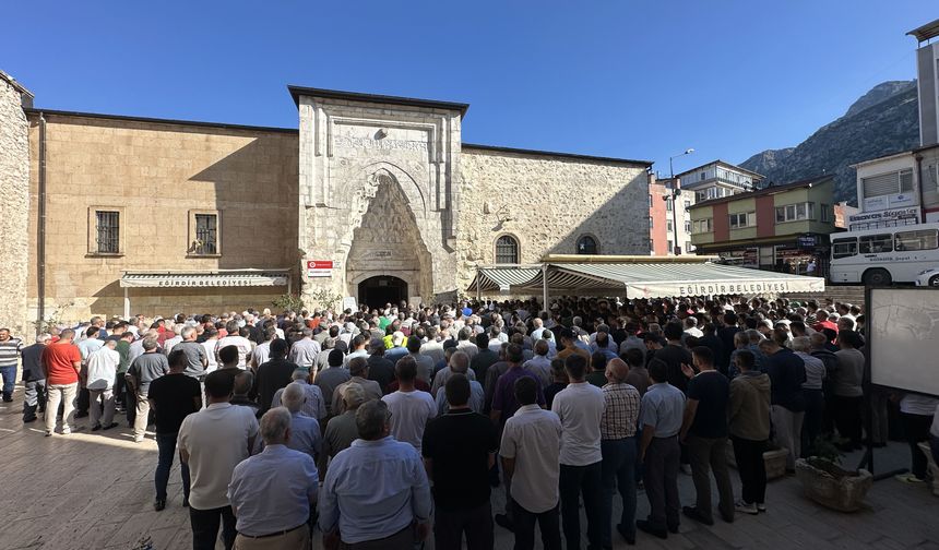 Isparta'da park halindeki araçta ölü bulunan iki gencin cenazeleri toprağa verildi