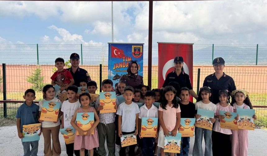 Jandarma Ekiplerinden Öğrencilere Karne Sürprizi