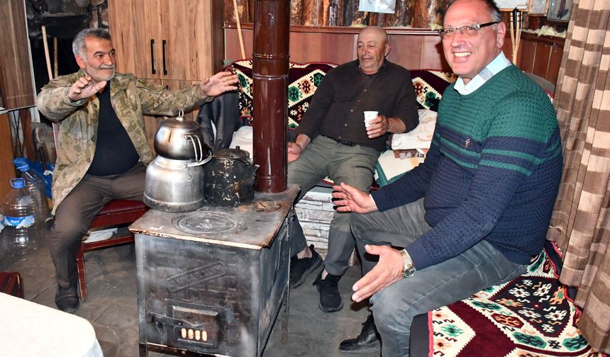 Kars'ta yaz ayında sobalar yanıyor