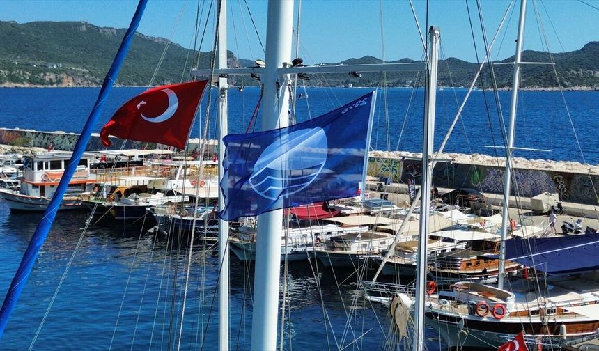 Kaş'ta 3 turizm teknesine 'Mavi Bayrak' verildi