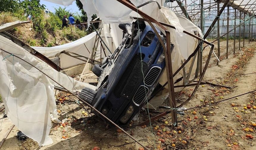Kaş'ta seranın içine devrilen otomobildeki 3 kişi yaralandı