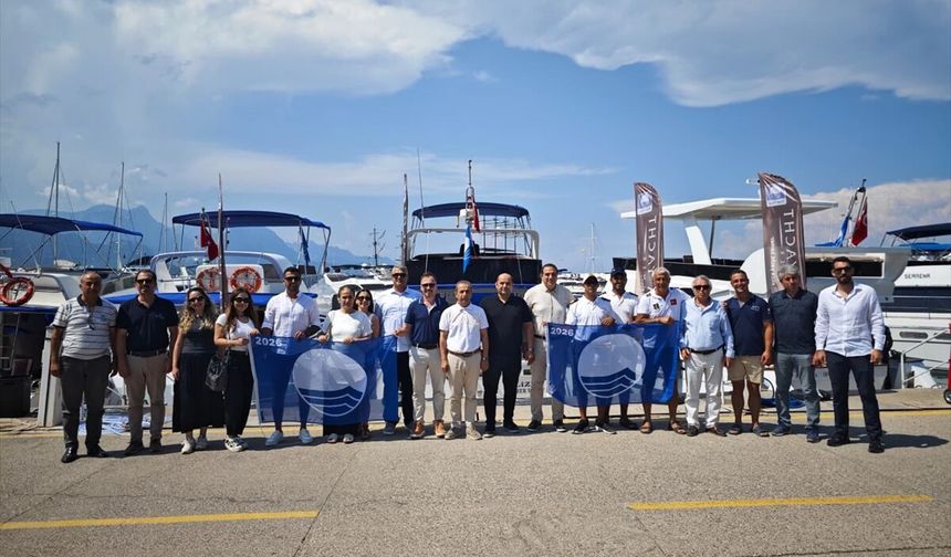 Kemer'de marina ve 5 yatta Mavi Bayrak dalgalanmaya başladı