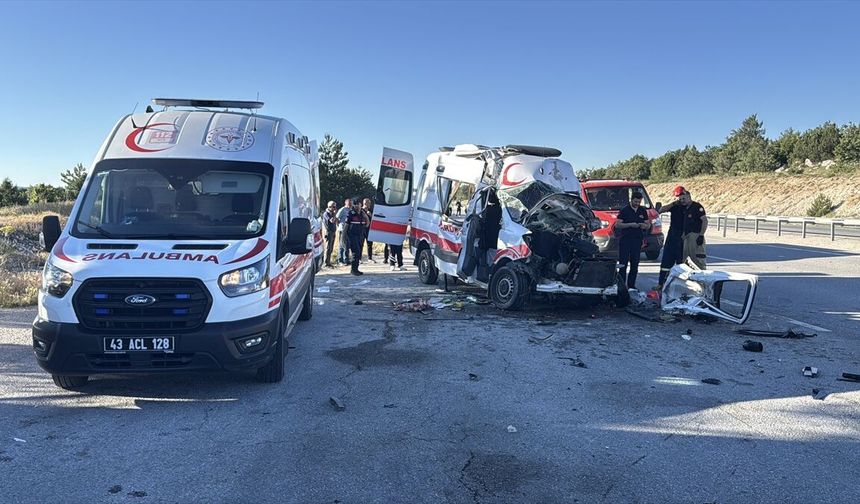 Kütahya'da ambulansın iki tıra çarptığı kazada 1 kişi öldü, 4 kişi yaralandı