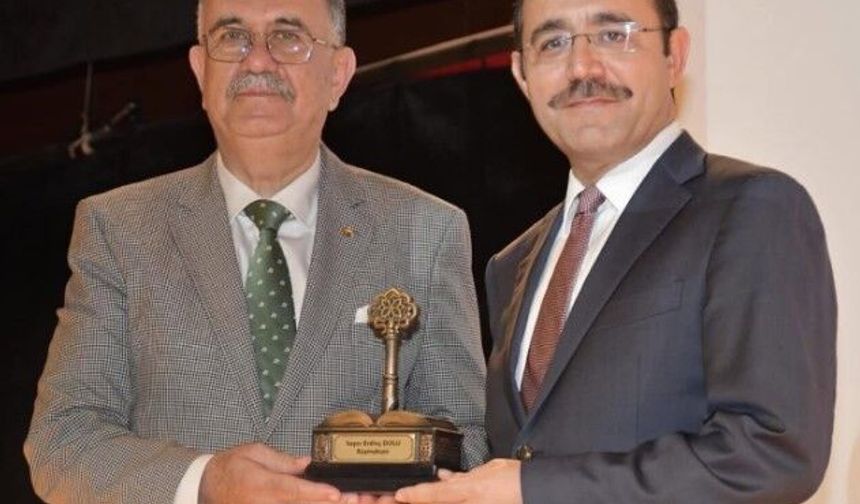 Mehmethan Yüksel’den Kadirli Kaymakamı Erdinç Dolu’ya Plaket