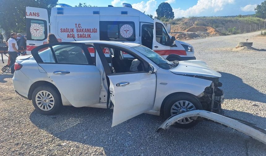 Mersin'de hafif ticari araç ile otomobilin çarpışması sonucu 6 kişi yaralandı