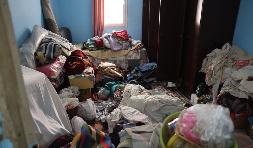 Mersin'de yalnız yaşayan engelli vatandaşın evini belediye ekipleri temizledi