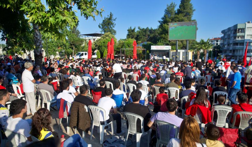 Osmaniye’de Dev Ekranda Milli Maç Coşkusu: Vatandaşlar Meydanda Buluştu