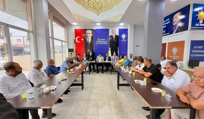 Toprakkale’de AK Parti Mahalle ve Köy Başkanları Toplantısı Yapıldı