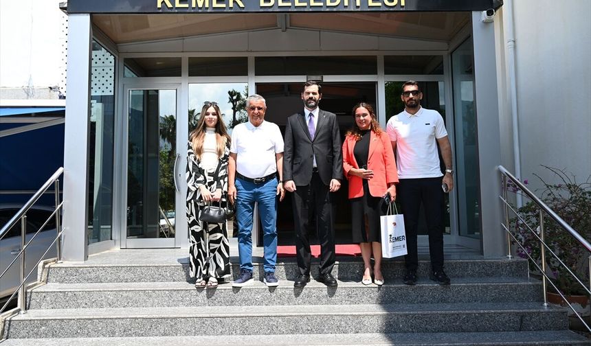 Ukrayna'nın Antalya Başkonsolosu Konopliastyi'den Kemer Belediyesine ziyaret: