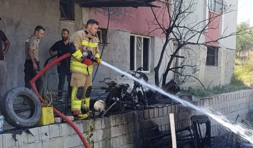 Antakya'da Motosiklet Yangını Büyümeden Söndürüldü