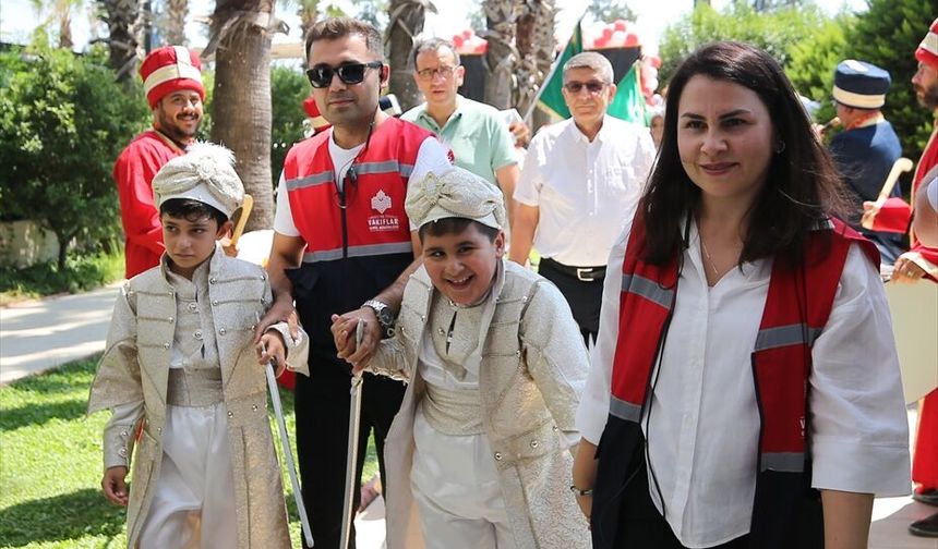 Antalya'da vakıf geleneği kapsamında 39 çocuk sünnet ettirildi
