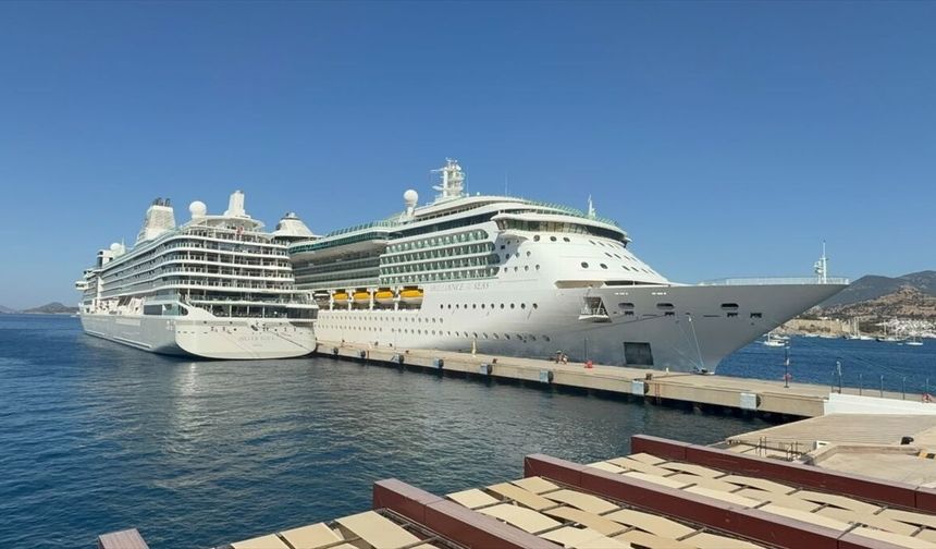 Bodrum'a iki kruvaziyerle 3 bin 319 turist geldi