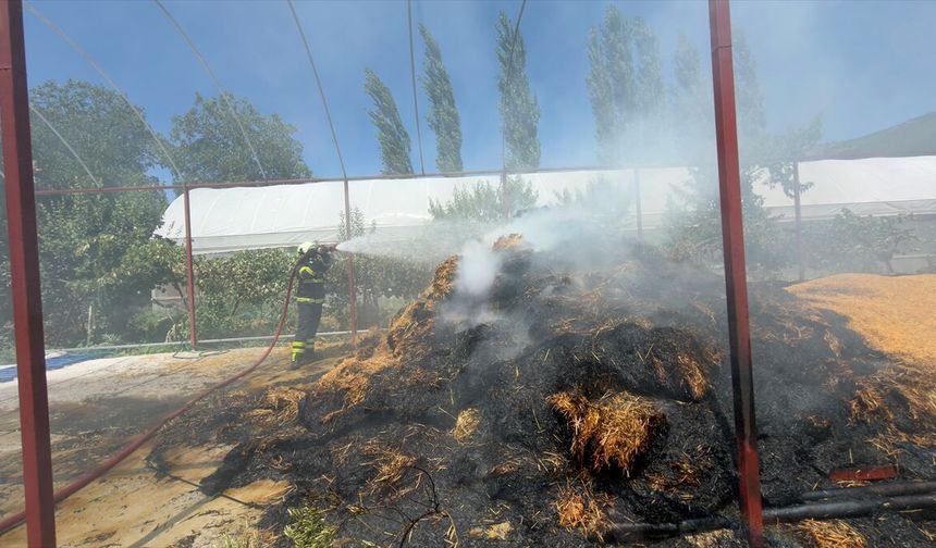 Burdur'da biçerdöver ve saman balyalarında çıkan yangın söndürüldü
