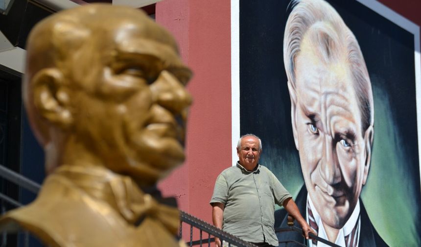 Burdur'da emekli resim öğretmeni okulun duvarına Atatürk portresi çizdi