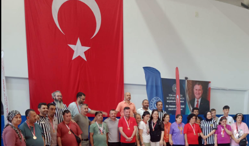 Özel Bireyler Bilek Güreşi Turnuvasında Güçlerini Sergiledi
