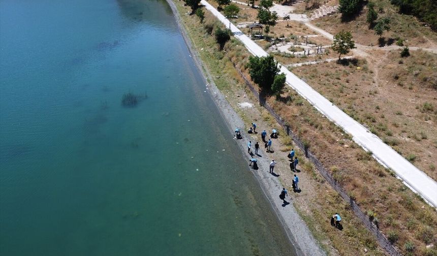 Elazığ'da yükümlüler Hazar Gölü sahillerini tatilciler için temizliyor