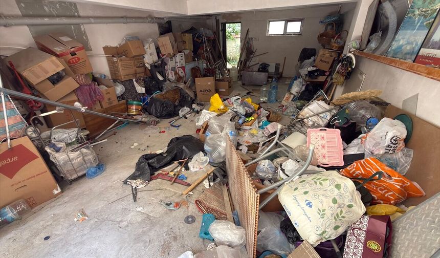 Eskişehir'de bir garajdan 3 kamyon çöp ve atık malzeme çıkarıldı
