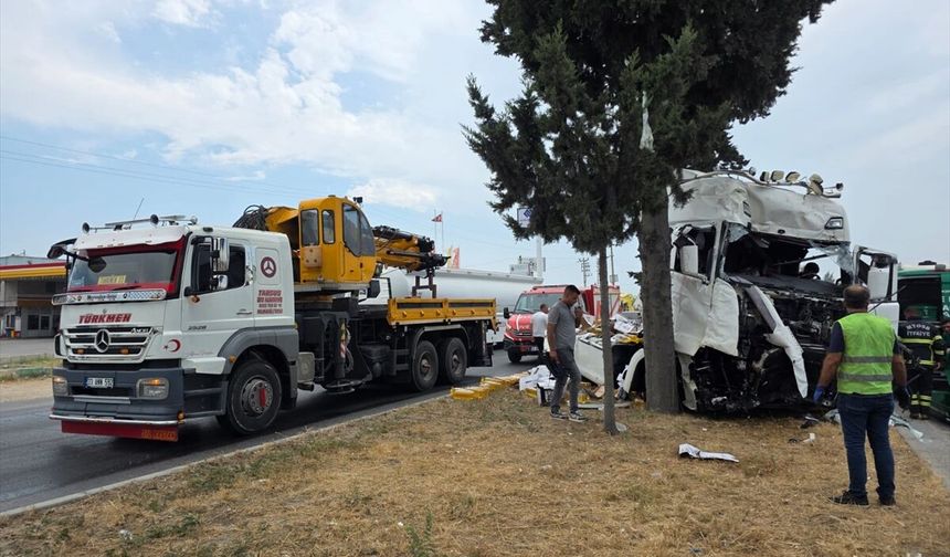 GÜNCELLEME - Mersin'de 2 tırın çarpışması sonucu 2 kişi yaşamını yitirdi