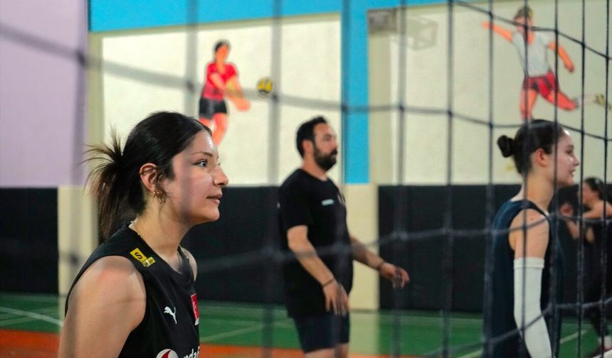 Isparta'da başarılarıyla dikkati çeken voleybol kulübü milli takıma sporcu kazandırmayı hedefliyor