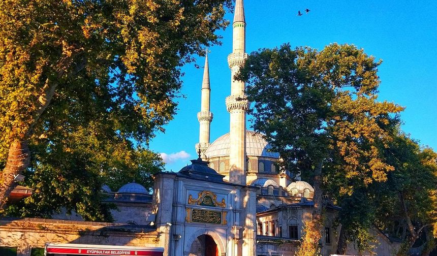 İstanbul Eyüp Sultan Manevi Atmosferiyle Ziyaretçi Ağırlıyor