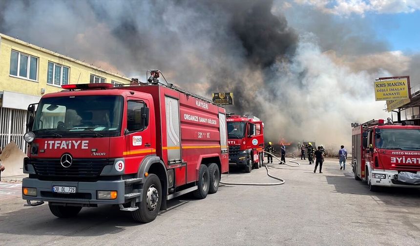 Kayseri'de hurdalıkta çıkan yangına ekipler müdahale ediyor