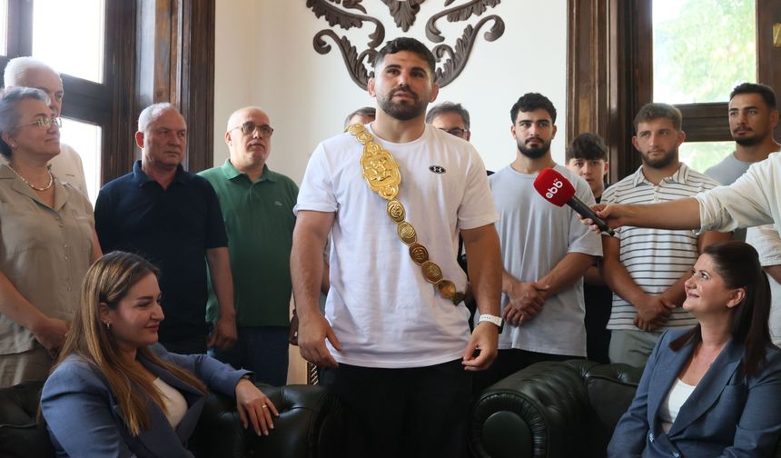 Kırkpınar'da başpehlivan olan Taş, çocukluk hayalini gerçekleştirmenin mutluluğunu yaşıyor
