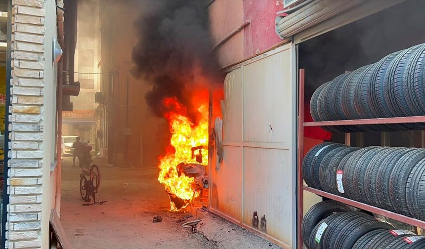 Mersin'de otomobil lastiği tamiri yapılan iş yerinde çıkan yangın söndürüldü