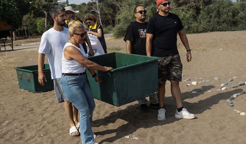 Mersin'de uydu takip cihazı takılan 2 yeşil deniz kaplumbağası denizle buluşturuldu