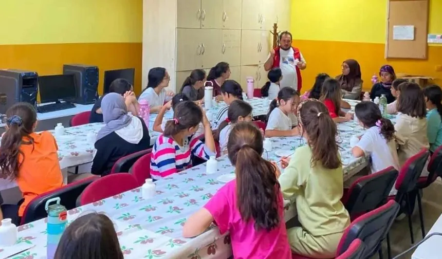 Minik Eller Seramik Atölyesinde Hayallerini Şekillendirdi