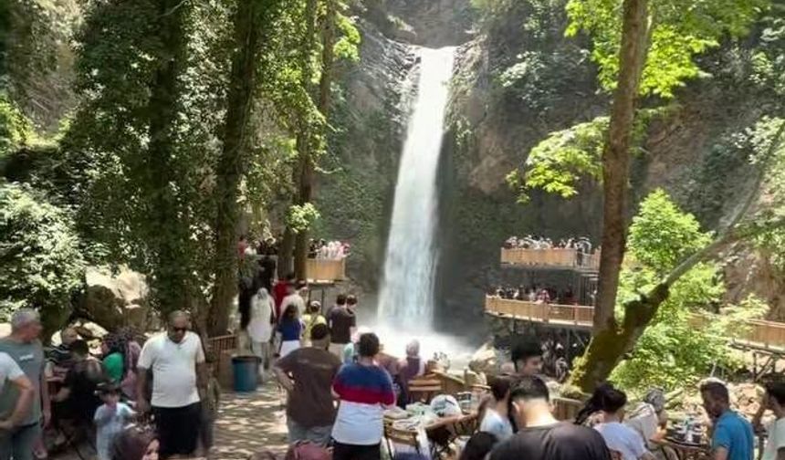 Osmaniye Karaçay Şelalesi Ziyaretçi Akınına Uğradı