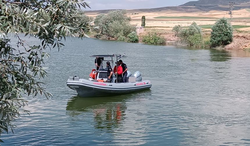 Sivas'ta Kızılırmak'ta akıntıya kapılarak kaybolan çocuğu arama çalışmaları sürüyor