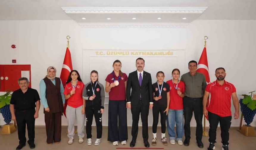 Başarılı güreşçilerden Kaymakam Hölekli’ye ziyaret