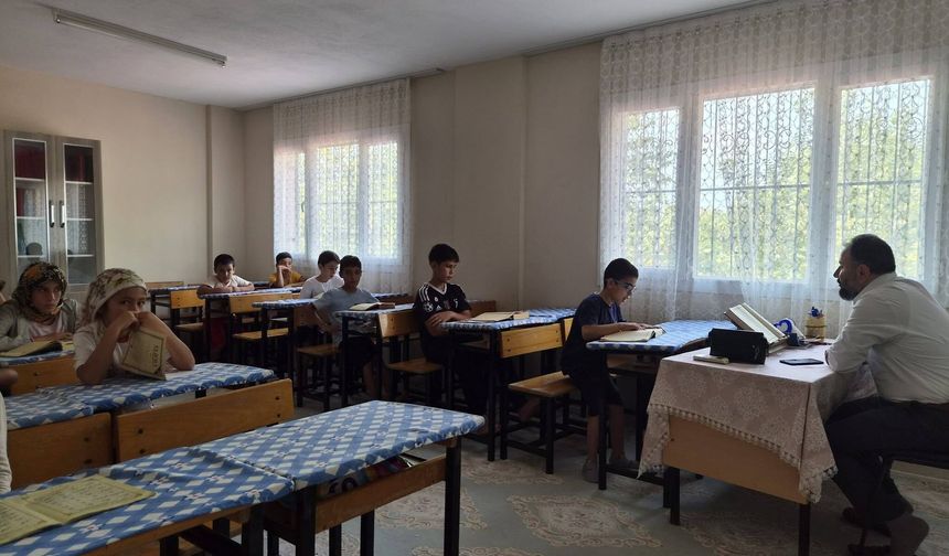 Bahçe İlçe Müftüsü Osman Düger Kursları İnceledi